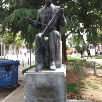 Άγαλμα «Λυράρης Γιώργος Πετρίδης»